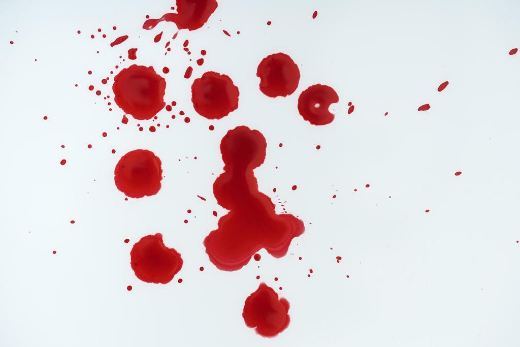 Draufsicht der weißen Oberfläche mit Blutflecken bedeckt - Foto, Bild