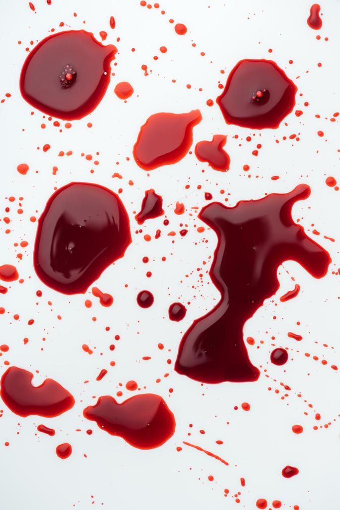 ylhäältä näkymä sotkuinen veripisaroita valkoinen pöytälevy
 - Valokuva, kuva