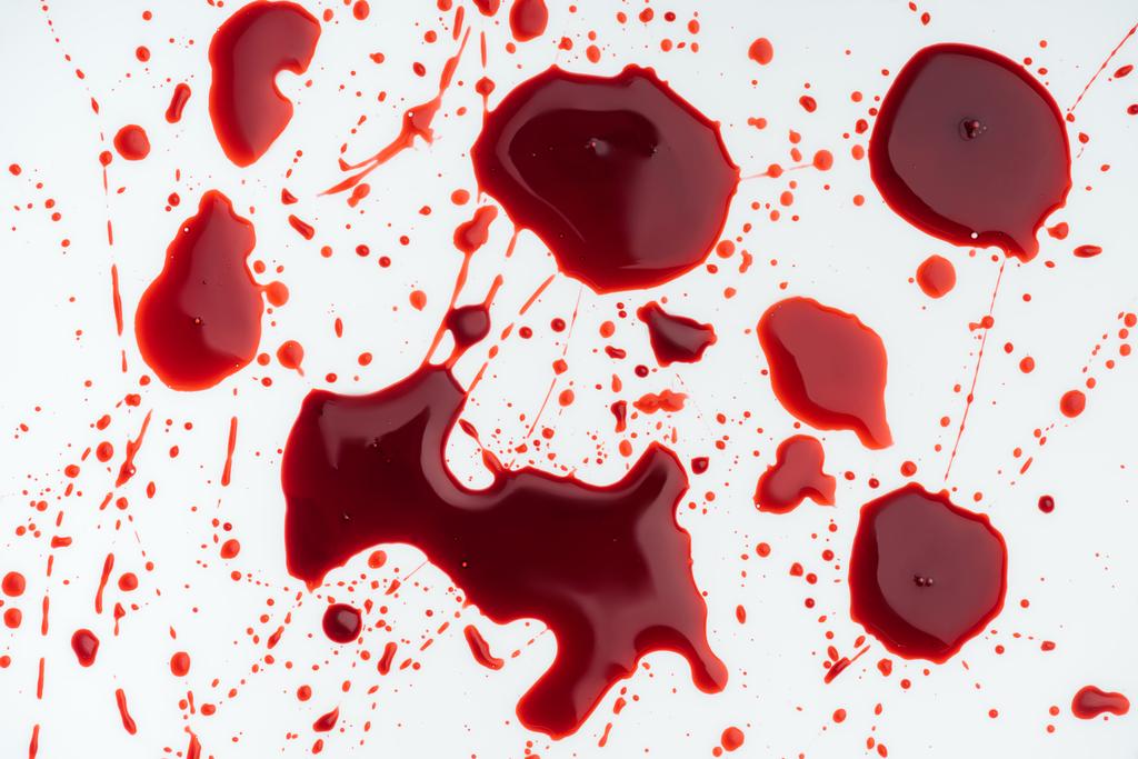 primer plano de gotitas de sangre desordenadas en la superficie blanca
 - Foto, Imagen