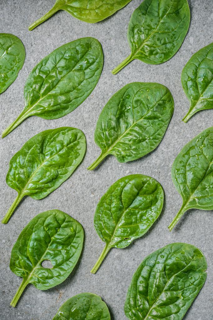 Плоская укладка органических и влажных листьев шпината
  - Фото, изображение