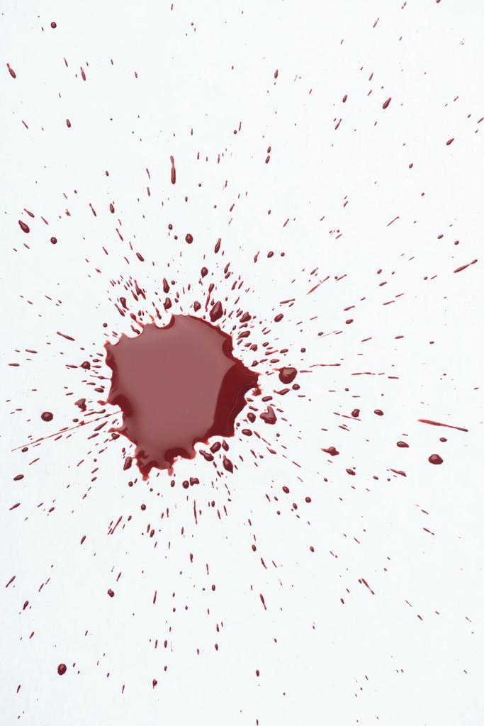 vista dall'alto di schizzi di sangue disordinato con piccole goccioline sulla superficie bianca
 - Foto, immagini