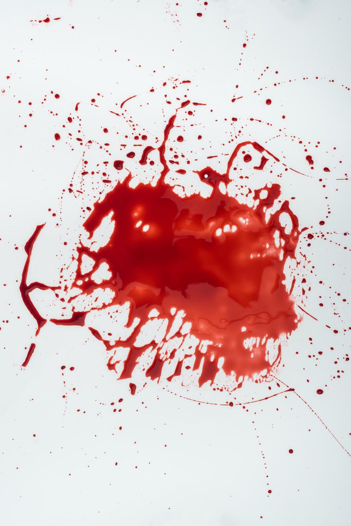 vista superior de la mancha de sangre desordenada en la superficie blanca
 - Foto, imagen
