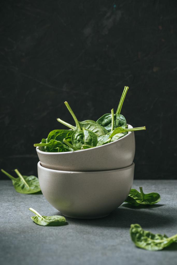 Сире органічне листя шпинату в білих мисках
  - Фото, зображення