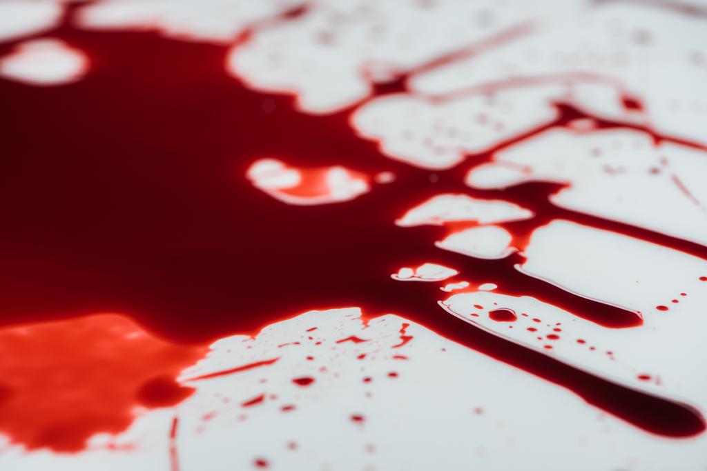 Beyaz yüzey üzerinde kan damlacıkları yakın çekim vurdu - Fotoğraf, Görsel