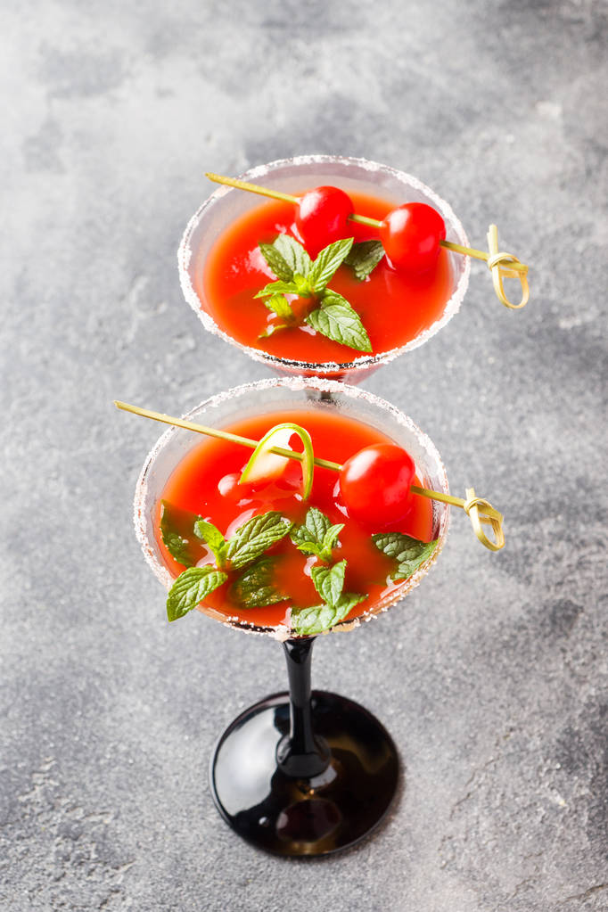 Coquetel alcoólico Bloody Mary com tomate maduro e hortelã. Foco seletivo
. - Foto, Imagem