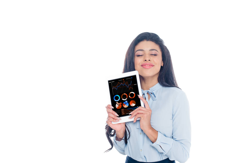 felice giovane donna afroamericana in possesso di tablet digitale con grafici aziendali isolati su bianco
 - Foto, immagini