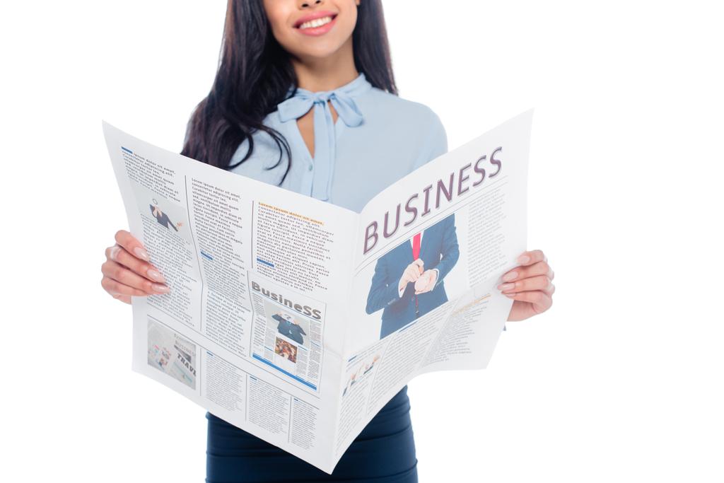 recortado disparo de sonriente afroamericana mujer leyendo periódico de negocios aislado en blanco
 - Foto, imagen