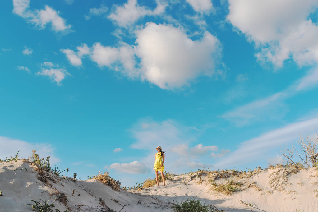 Νεαρή όμορφη γυναίκα που περπατά σε μια θίνη άμμου σε παραλία Ελαφονήσι, Κρήτη. - Φωτογραφία, εικόνα