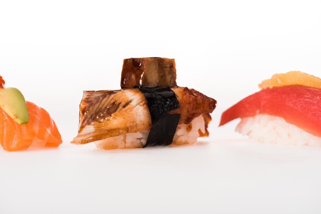 Smakelijke nigiri sushi geïsoleerd op wit - Foto, afbeelding