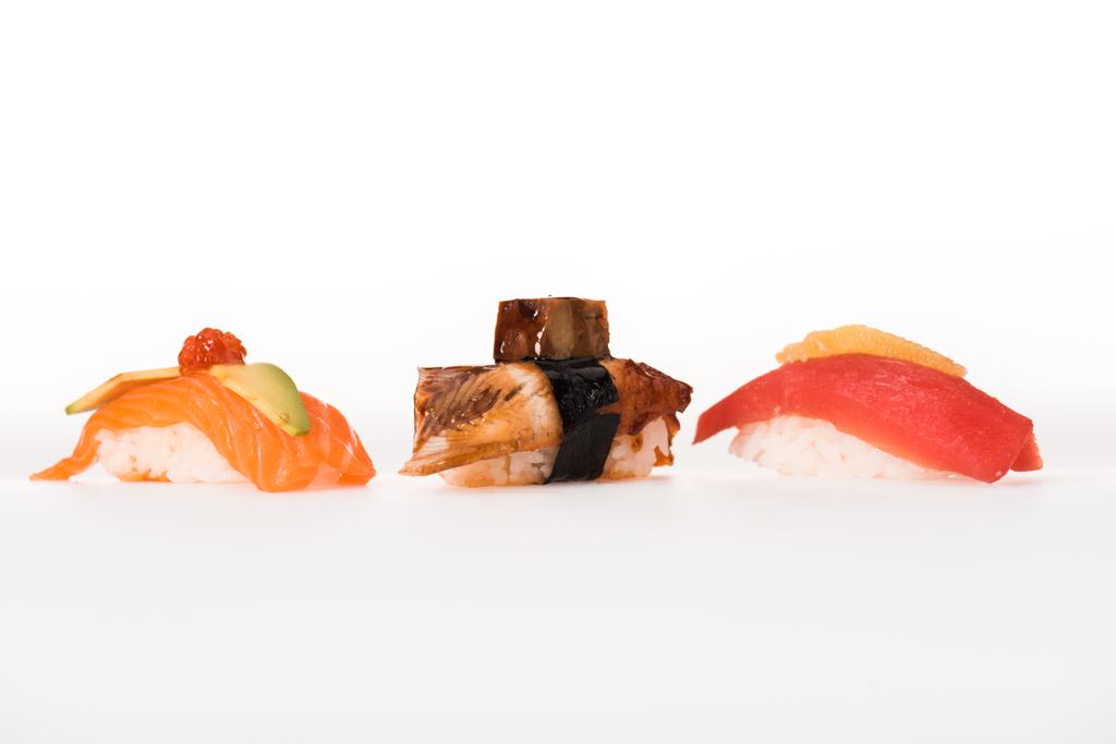 Sushi nigiri trzy na białym tle - Zdjęcie, obraz