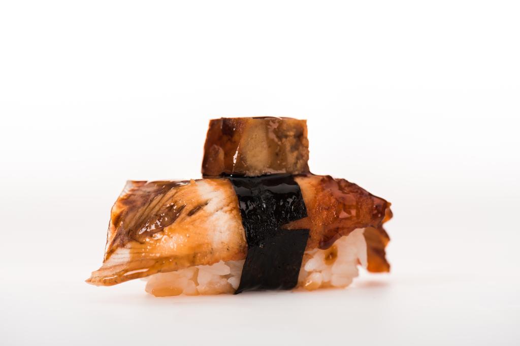 köstliches Nigiri-Sushi mit geräuchertem Aal isoliert auf weißem - Foto, Bild