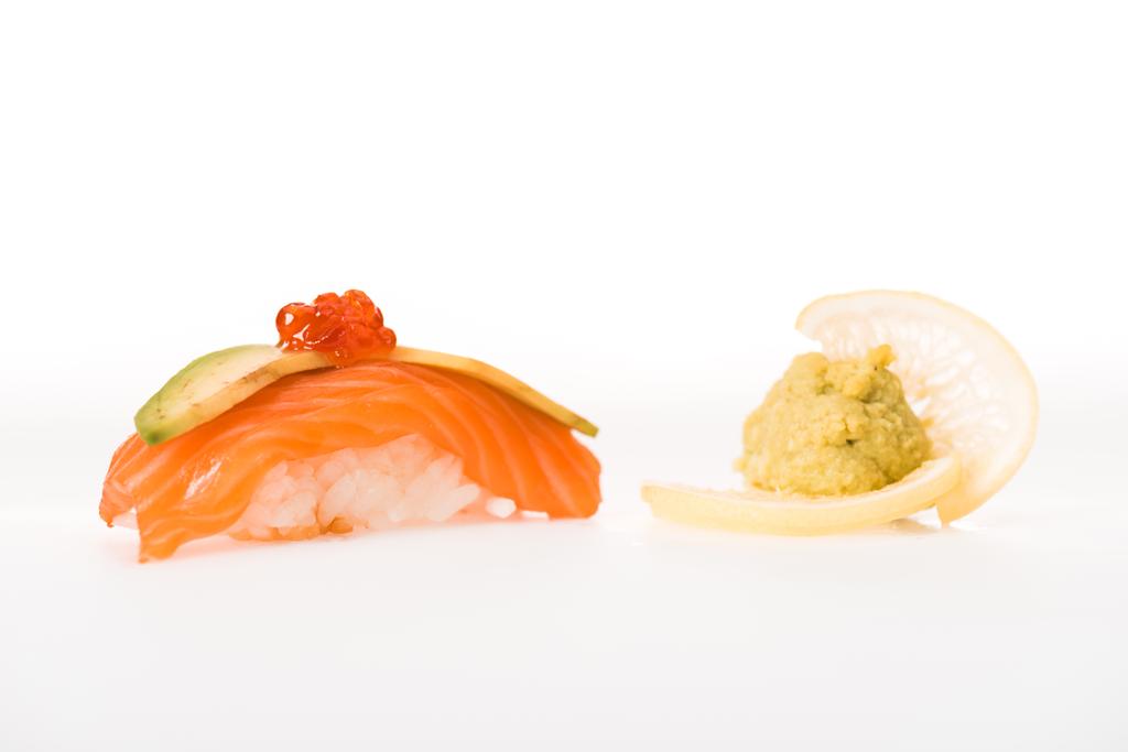 サーモン、キャビア、アボカド、白で隔離レモンでおいしい菜切り包丁寿司 - 写真・画像