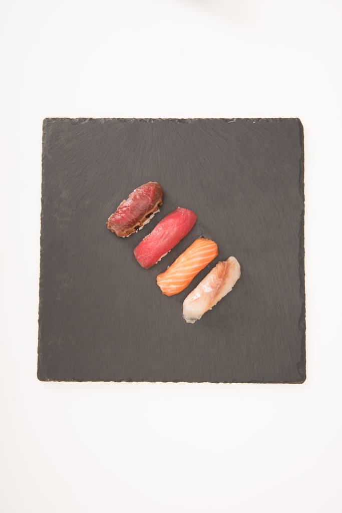 Vista dall'alto del sushi sashimi su ardesia grigia
 - Foto, immagini