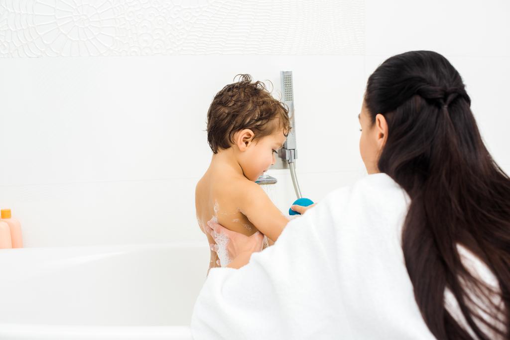 Anne oğul beyaz banyo yıkama uzun saçlı  - Fotoğraf, Görsel