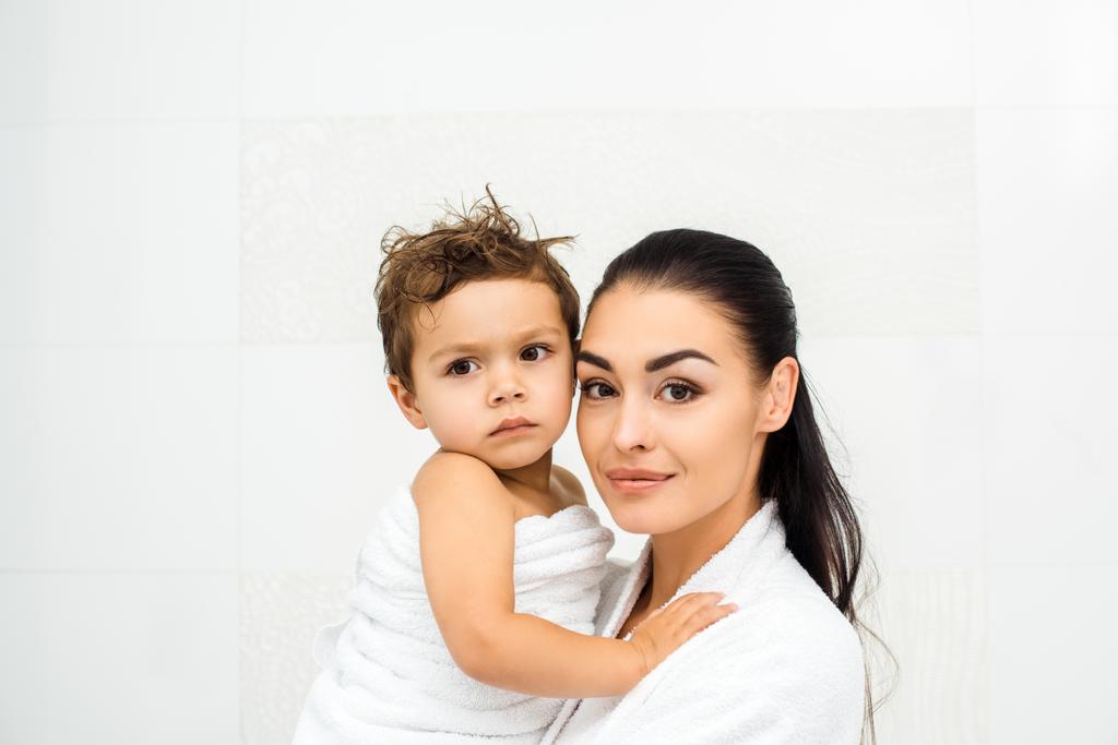 Primo piano di madre che tiene il figlio del bambino su bianco
 - Foto, immagini