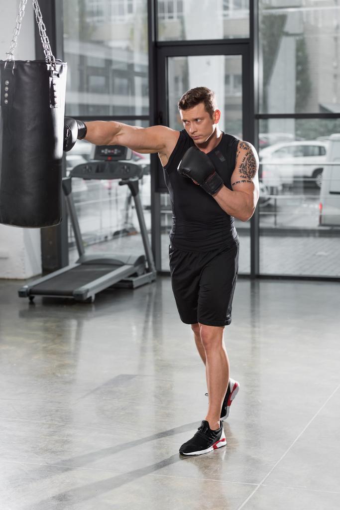 przystojny bokser mięśni, trening z workiem w siłowni - Zdjęcie, obraz