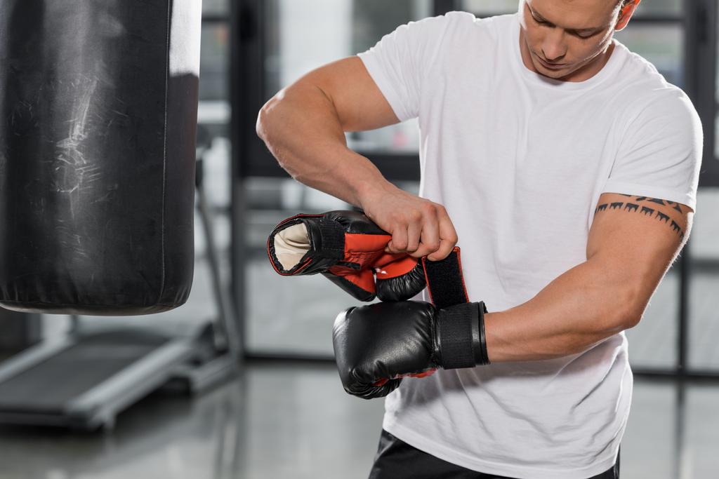 hezký tetování boxer nosí Boxerské rukavice v tělocvičně - Fotografie, Obrázek