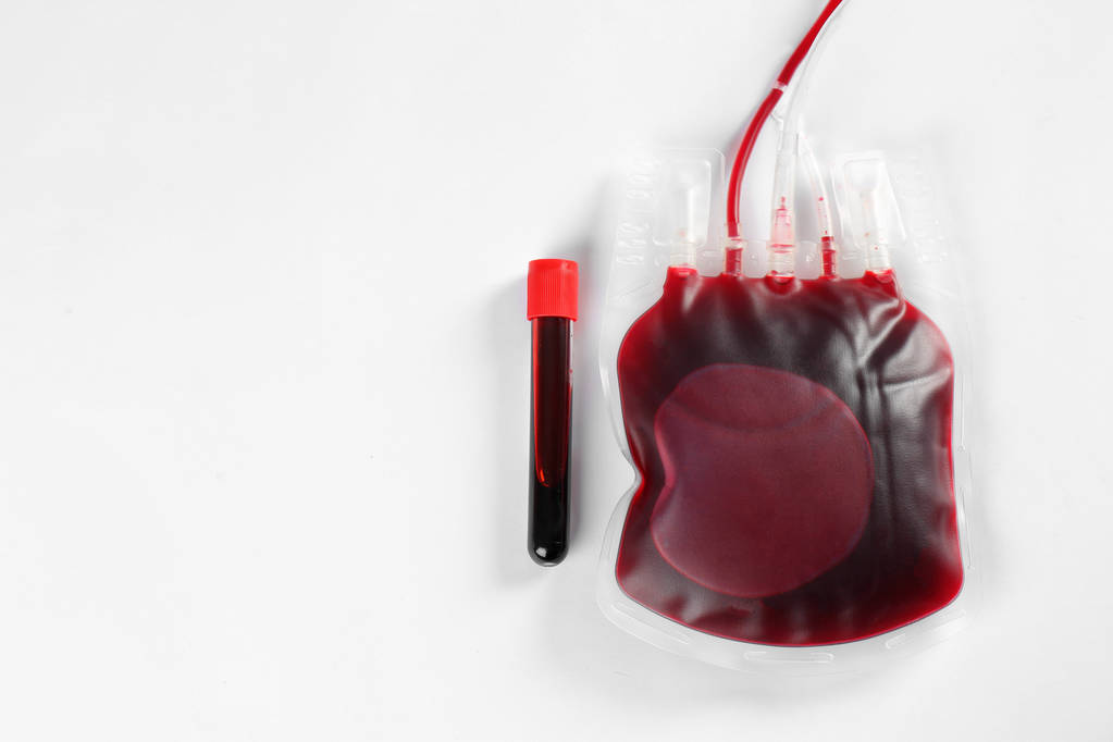 Krevní pack pro transfuzi a zkumavky na bílém pozadí, pohled shora. Den daru - Fotografie, Obrázek