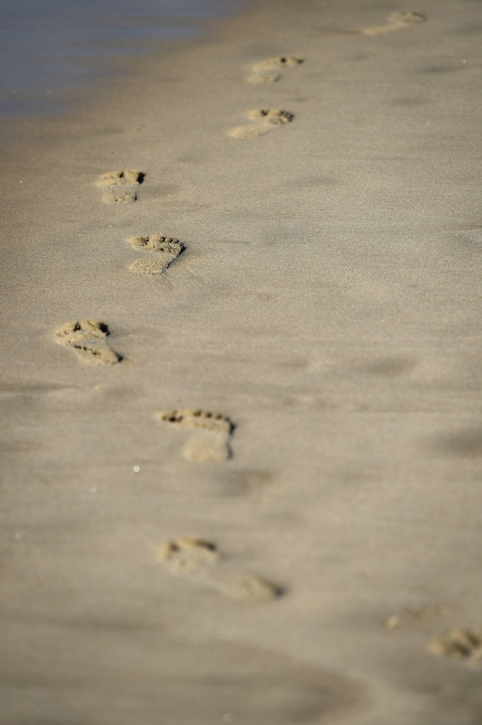 Мбаппе снялся с человеческими следами в песке на пляже
 - Фото, изображение