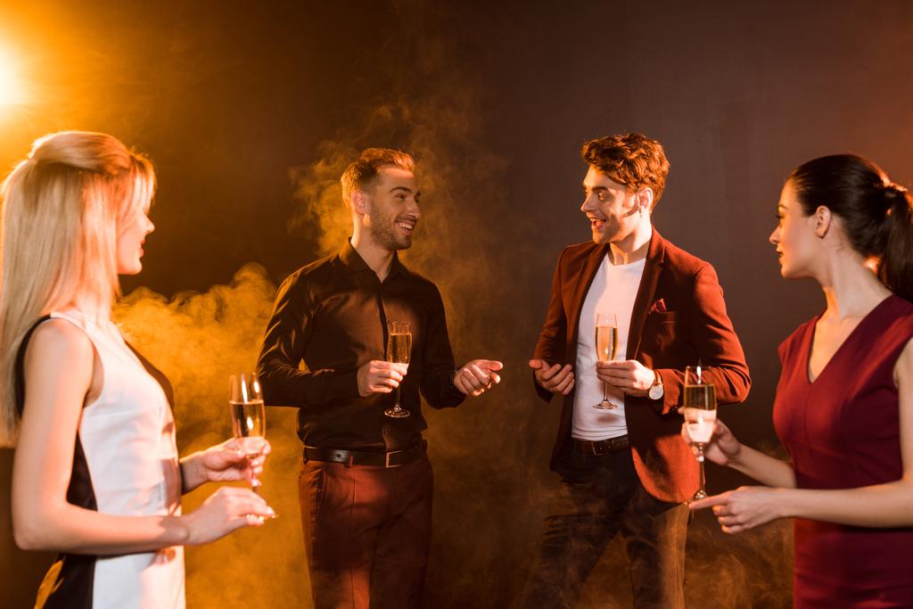 Şampanya ile parti sırasında toasting mutlu arkadaş grubu - Fotoğraf, Görsel