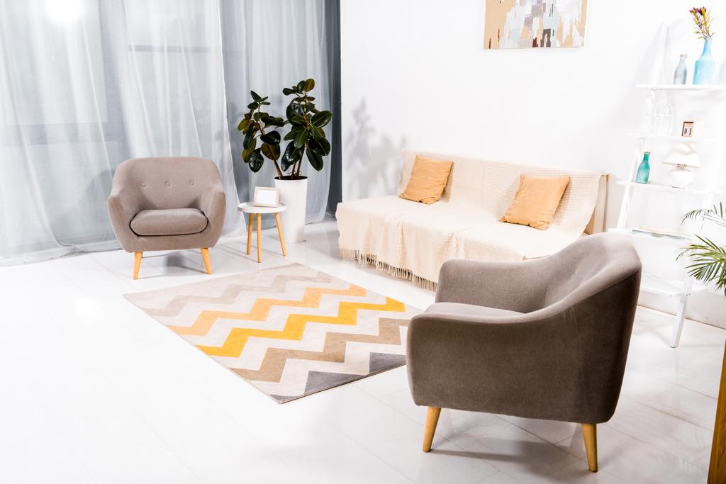 interior de la moderna sala de estar con alfombra, sofá y pintura en la pared
  - Foto, imagen