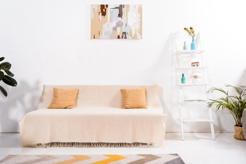 Selektywny fokus nowoczesny salon z dywanu, sofą i malowanie na ścianie - Zdjęcie, obraz