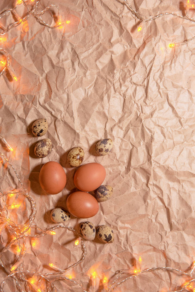 Пасхальні яйця на збитому крафт-папері
 - Фото, зображення