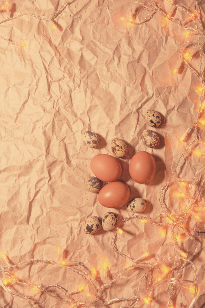 Pasen eieren op verfrommeld kraftpapier - Foto, afbeelding
