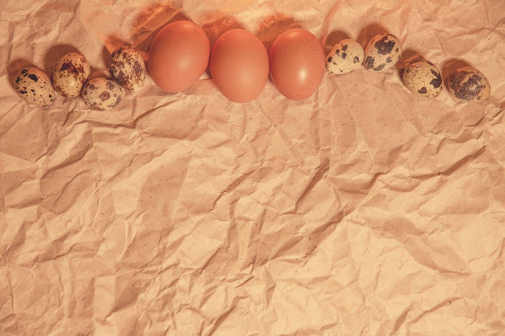 Ostereier auf zerknittertem Kraftpapier - Foto, Bild
