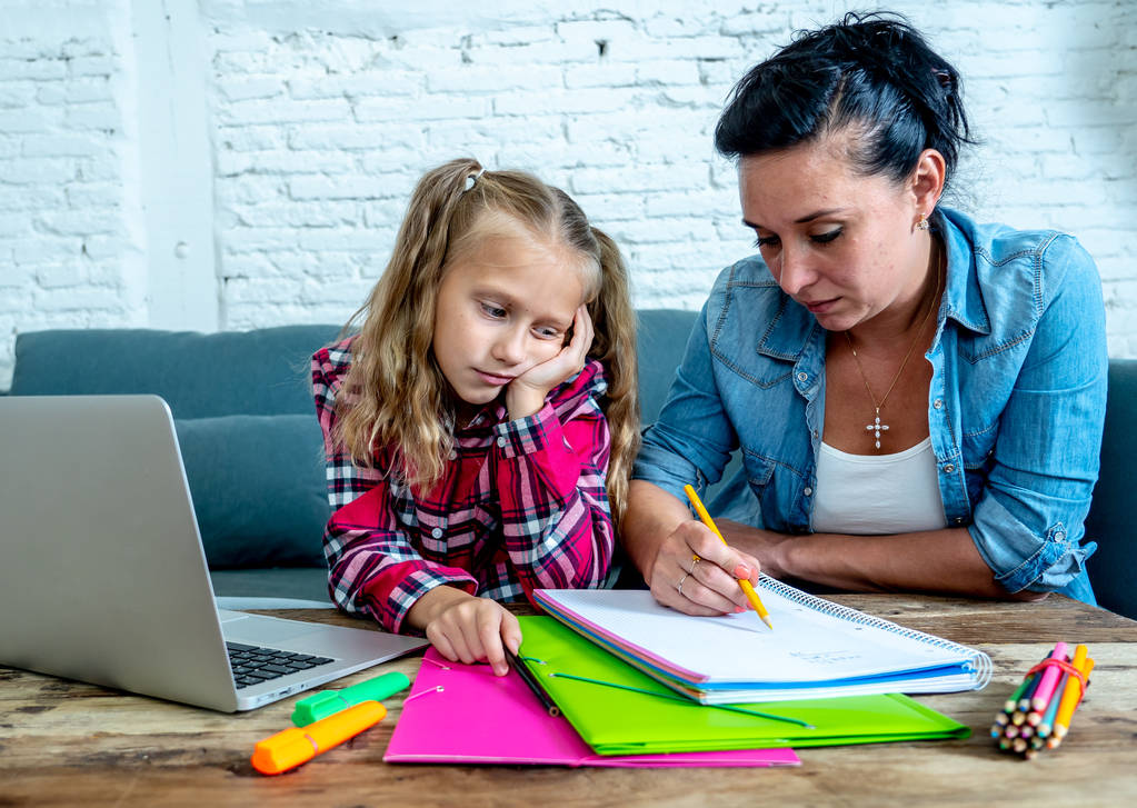 Anne kızıyla ödev zorluklar ödev ebeveynlik ve eğitim kavramı öğrenme evde kanepe oturma iken hayal kırıklığına uğramış olma - Fotoğraf, Görsel