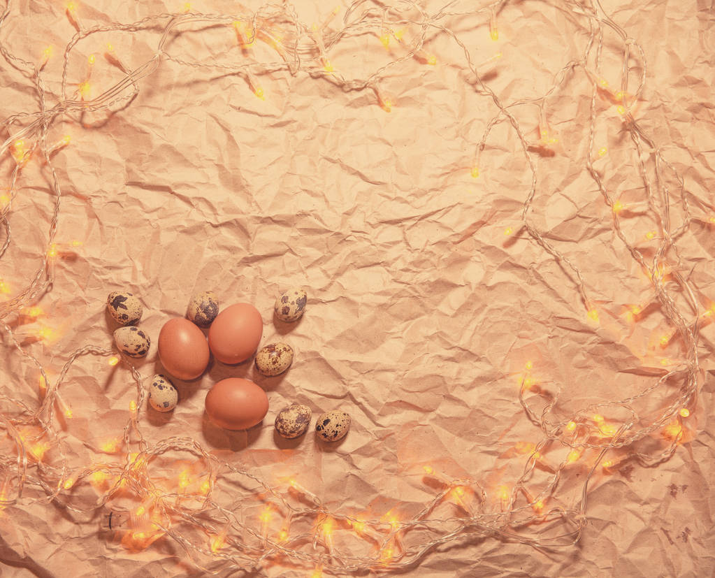 Huevos de Pascua sobre papel kraft arrugado
 - Foto, Imagen