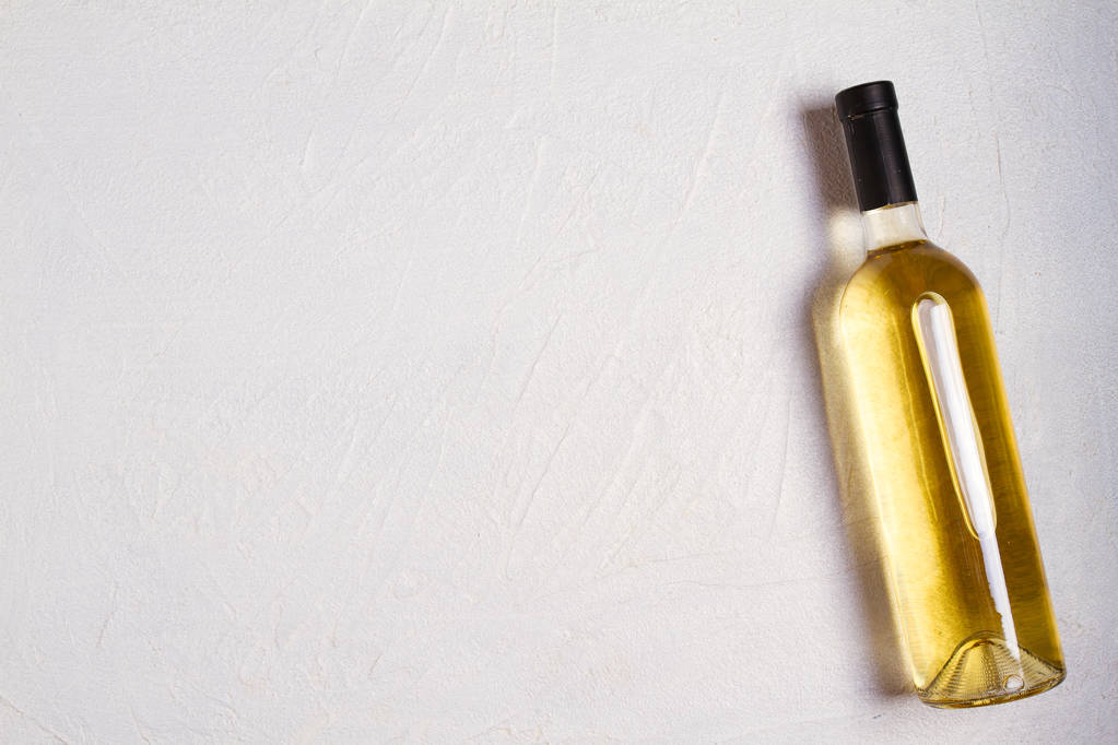 Botella de vino sobre fondo blanco. Vino bodegón. vista superior, horizontal
 - Foto, imagen