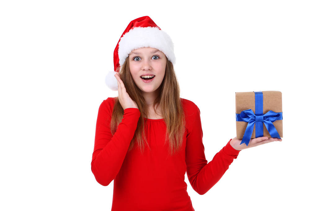 Jovencita en santa hat sosteniendo caja de regalo sobre fondo blanco
 - Foto, Imagen