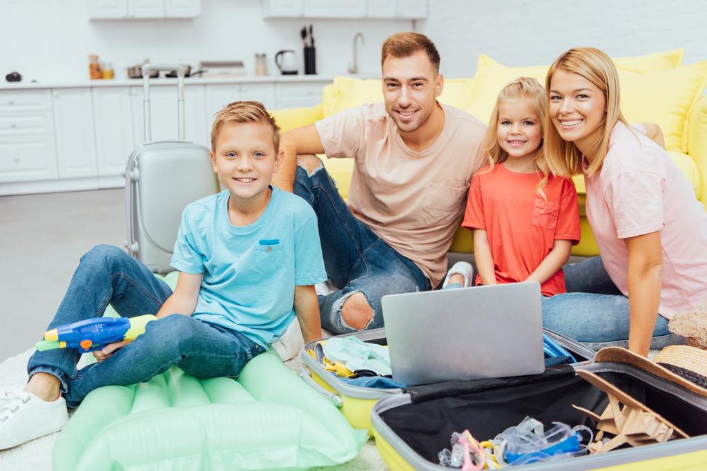 šťastná rodina pomocí přenosného počítače, plánování letní dovolené, balení zavazadel a skvěle bavíte, cestování koncepce - Fotografie, Obrázek