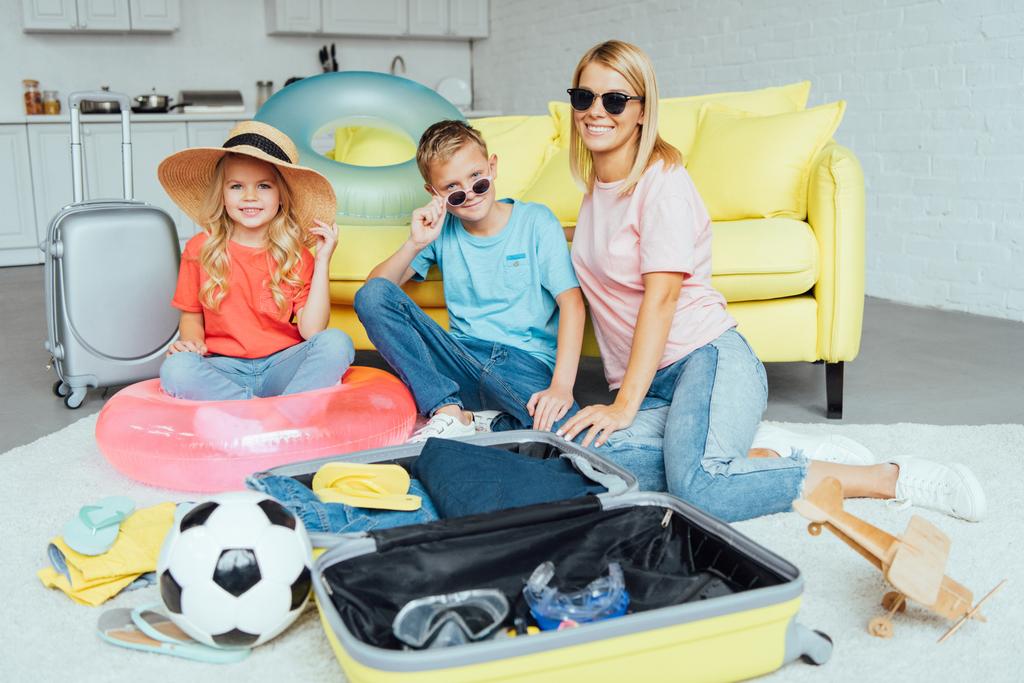 bagaglio di imballaggio famiglia felice per le vacanze estive, concetto di viaggio
 - Foto, immagini