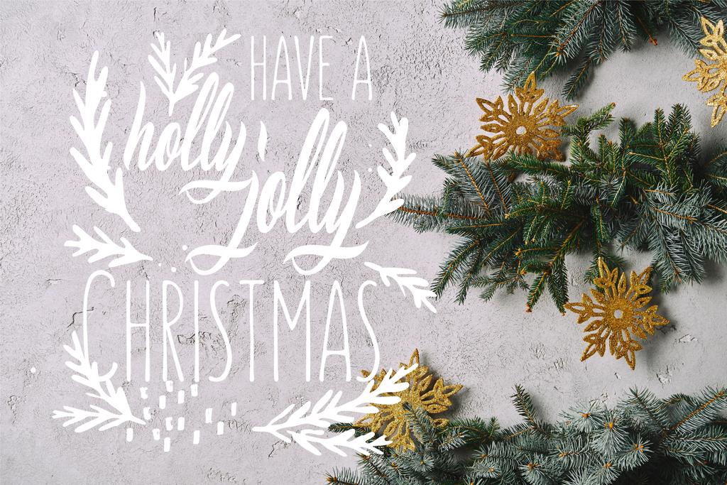 abgeschnittenes Bild eines handgefertigten Weihnachtsbaums mit Schneeflocken an grauer Wand mit der Inspiration "Have a Stechpalme Jolly Christmas" - Foto, Bild
