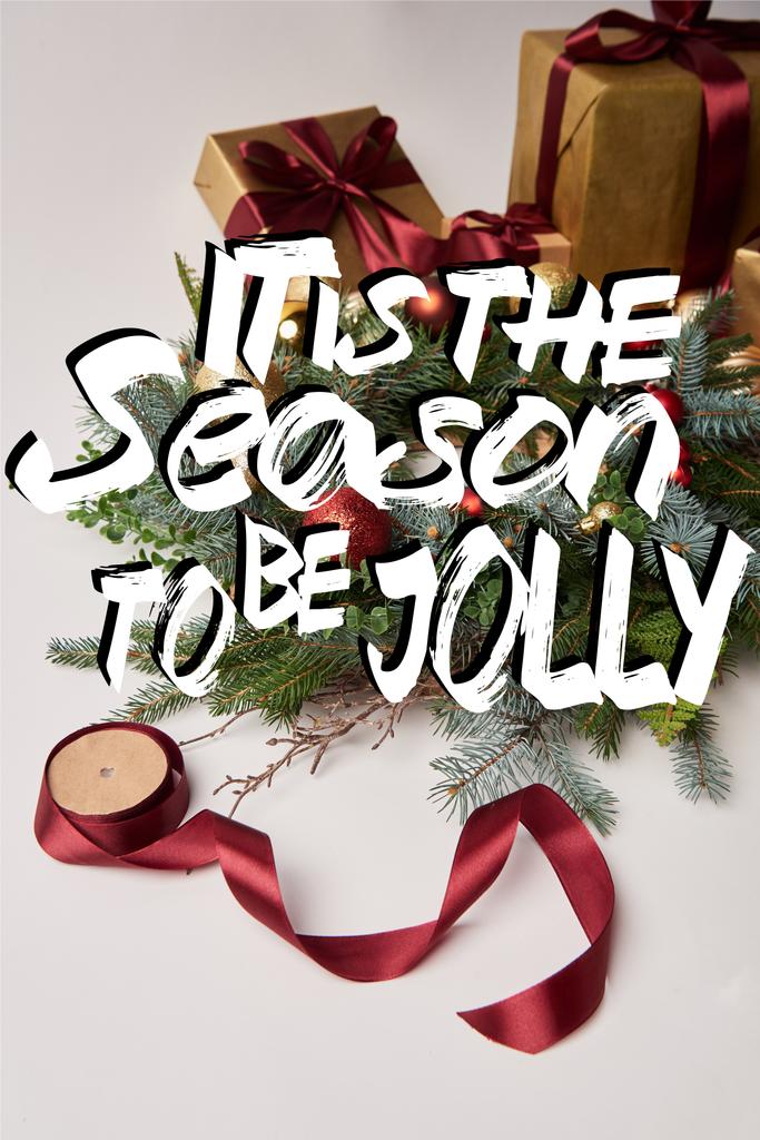 Рождественские подарочные коробки, еловый венок и катушка ленты для украшения изолированы на белом с "это время, чтобы быть веселым" вдохновение
 - Фото, изображение