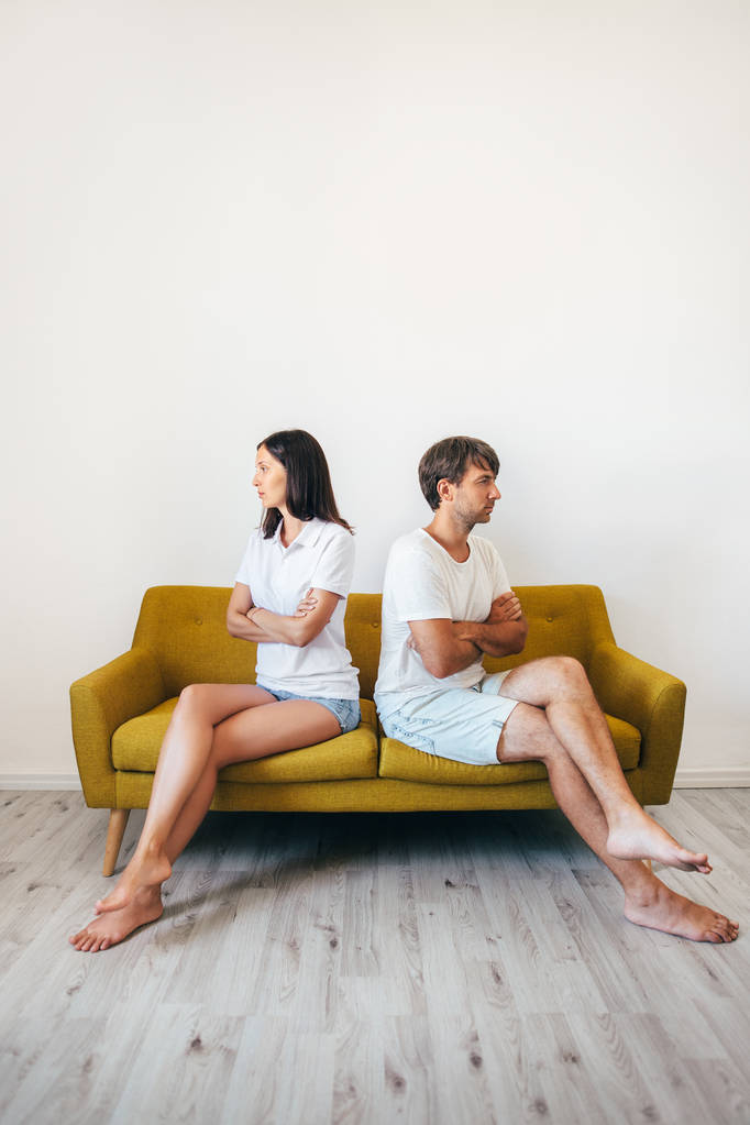 Нещаслива пара сидить на дивані назад після сварки. Проблема у стосунках
 - Фото, зображення