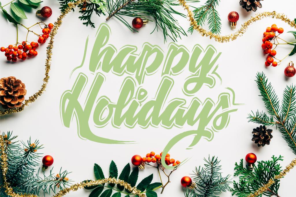 płaski układ uroczysty układ drzewa sosny oddziałów, wspólne morze rokitnika i Boże Narodzenie dekoracje na białym stole z "happy holidays" napis - Zdjęcie, obraz