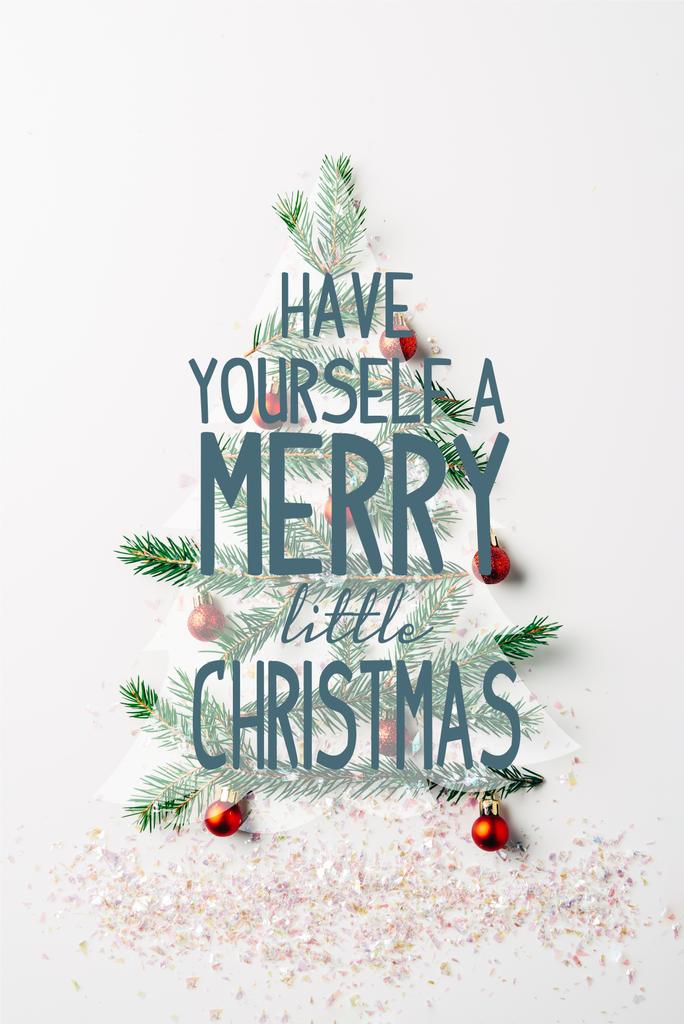 bovenaanzicht van groene pijnbomen tak ingericht als feestelijke kerstboom met glitters op witte achtergrond met "have yourself a merry little christmas" inspiratie - Foto, afbeelding