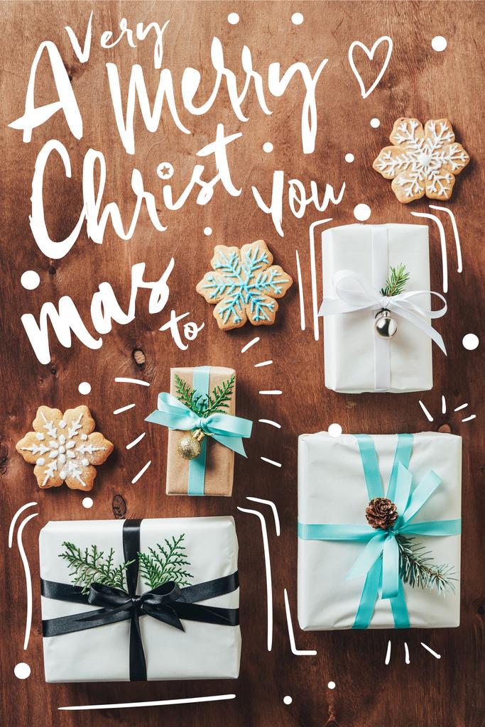 pohled shora dárkových krabic a vánoční cukroví s polevou na dřevěné pozadí s "velmi veselé Vánoce vám" inspirace  - Fotografie, Obrázek