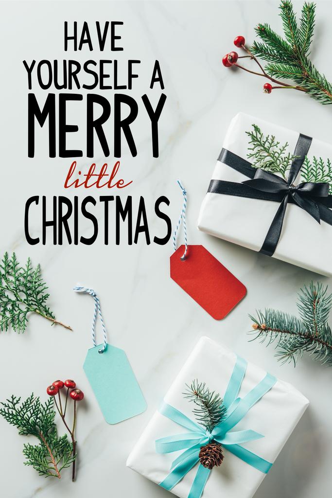 Noel hediyeleri çam dalları ve etiketleri ile üstten görünüm "kendinizi bir merry little christmas var" ilham ile mermer tabloda - Fotoğraf, Görsel