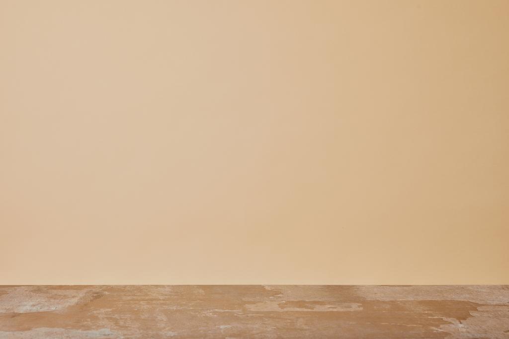 mesa de madera polvorienta aislada sobre fondo beige
 - Foto, imagen