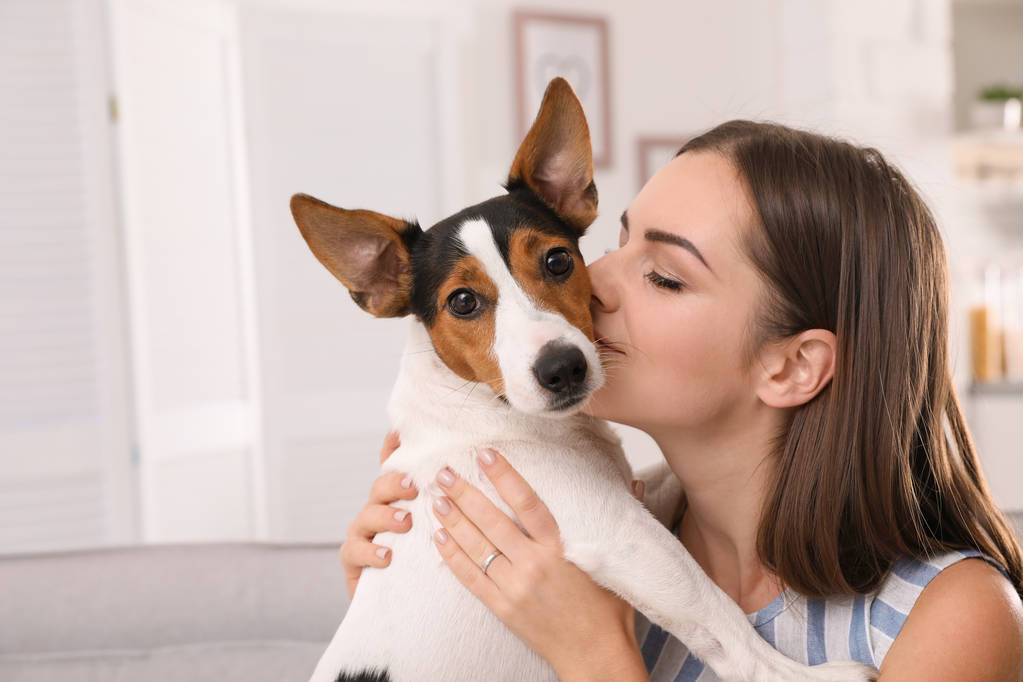 Красивая женщина обнимает собаку дома
 - Фото, изображение