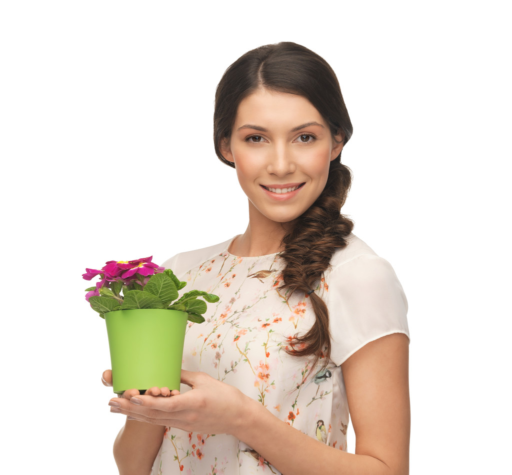 krásná žena v domácnosti s květinou v hrnci - Fotografie, Obrázek