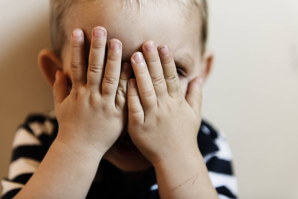 Ruku na tvář žaludeční problém dítě koncepci šikany, deprese stres - Fotografie, Obrázek