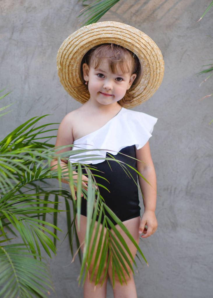 muotokuva pikkutyttö ulkona kesällä - Valokuva, kuva