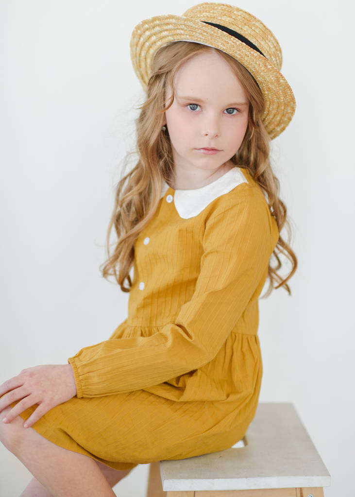 portret van klein meisje buiten in de zomer - Foto, afbeelding