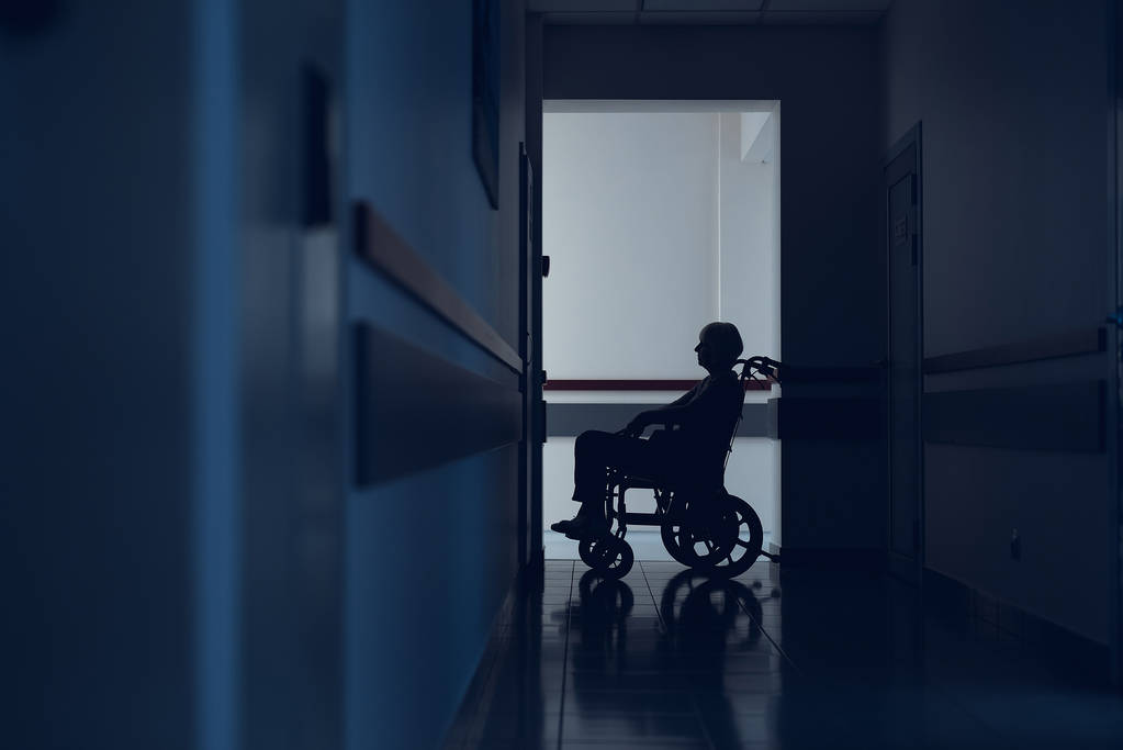 Женщина переезжает на коляске в клинику
 - Фото, изображение