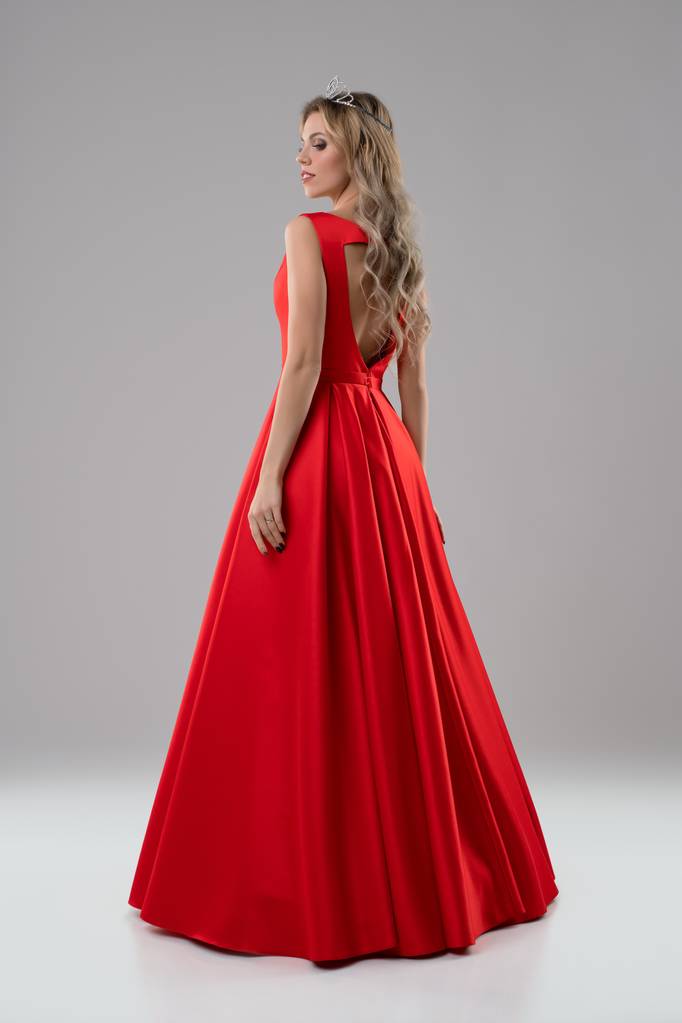 Bonita rubia en lujoso vestido de noche rojo tiro
 - Foto, Imagen